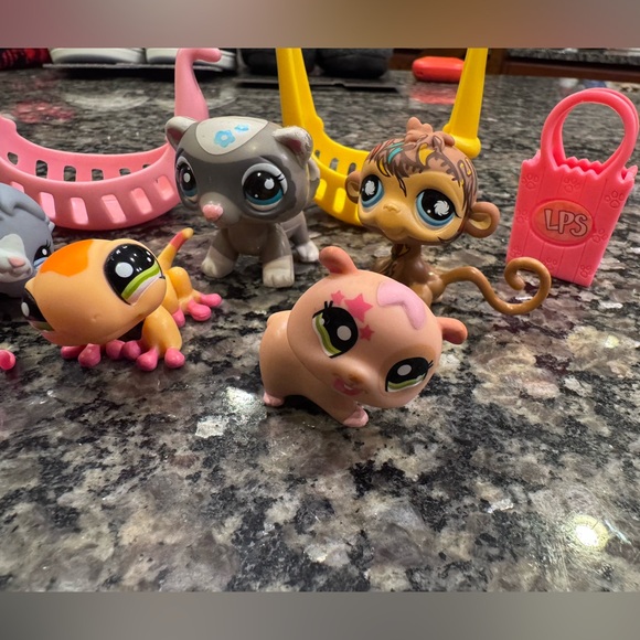 11 Piece Lot of Littlest Pet Shop (LPS) Pet Figures and Accessories - Picture 4 of 7